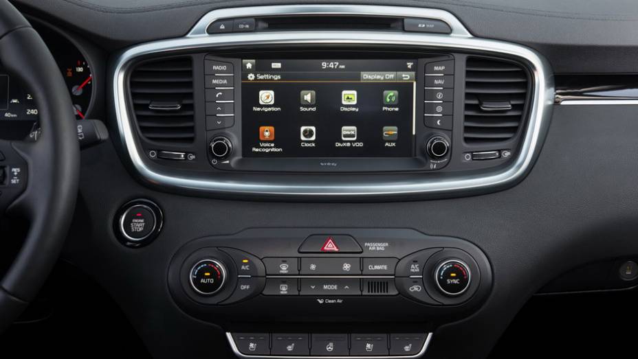A central multimídia tem tela touchscreen e os comandos do ar-condicionado são digitais | <a href="https://gutenberg.quatrorodas.abril.com.br/noticias/saloes/paris-2014/kia-sorento-sera-apresentado-salao-paris-798452.shtmll" rel="migration">Leia mais</a>
