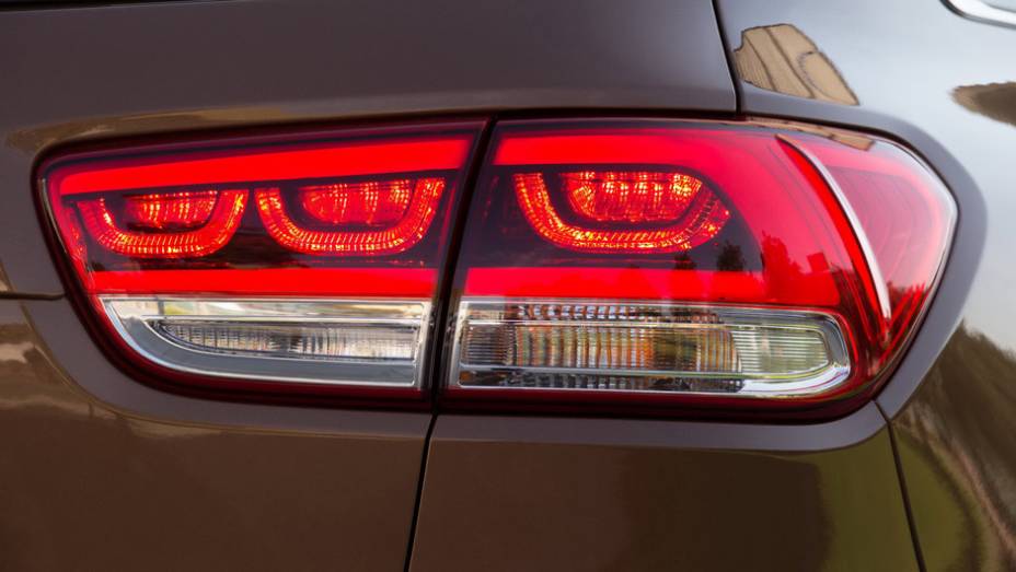 Com um toque alemão, as lanternas lembram modelos da Volkswagen | <a href="https://gutenberg.quatrorodas.abril.com.br/noticias/saloes/paris-2014/kia-sorento-sera-apresentado-salao-paris-798452.shtmll" rel="migration">Leia mais</a>