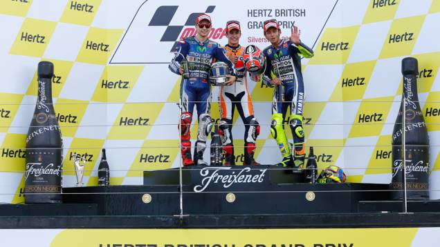 A dupla da Yamaha, Jorge Lorenzo e Valentino Rossi, fizeram companhia a Marc Márquez, vencedor da etapa da Inglaterra | <a href="https://gutenberg.quatrorodas.abril.com.br/moto/noticias/marquez-batalha-lorenzo-vence-gp-inglaterra-798447.shtml" rel="migration">Leia mais</a> A dupla da Yamaha, Jorge Lorenzo e Valentino Rossi, fizeram companhia a Marc Márquez, vencedor da etapa da Inglaterra | <a href="https://gutenberg.quatrorodas.abril.com.br/moto/noticias/marquez-batalha-lorenzo-vence-gp-inglaterra-798447.shtml" rel="migration">Leia mais</a>
