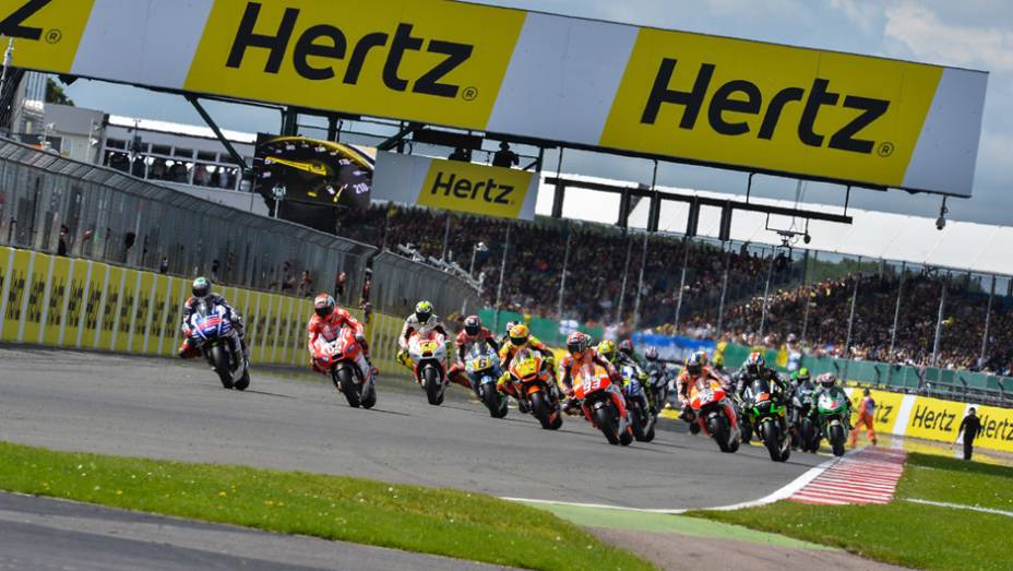 Largada do GP da Inglaterra | <a href="https://gutenberg.quatrorodas.abril.com.br/moto/noticias/marquez-batalha-lorenzo-vence-gp-inglaterra-798447.shtml" rel="migration">Leia mais</a>