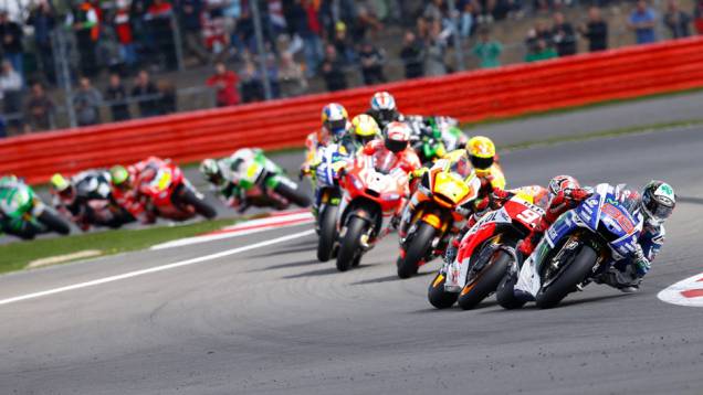 Lorenzo tomou a ponta logo na saída | <a href="https://gutenberg.quatrorodas.abril.com.br/moto/noticias/marquez-batalha-lorenzo-vence-gp-inglaterra-798447.shtml" rel="migration">Leia mais</a> Lorenzo tomou a ponta logo na saída | <a href="https://gutenberg.quatrorodas.abril.com.br/moto/noticias/marquez-batalha-lorenzo-vence-gp-inglaterra-798447.shtml" rel="migration">Leia mais</a>