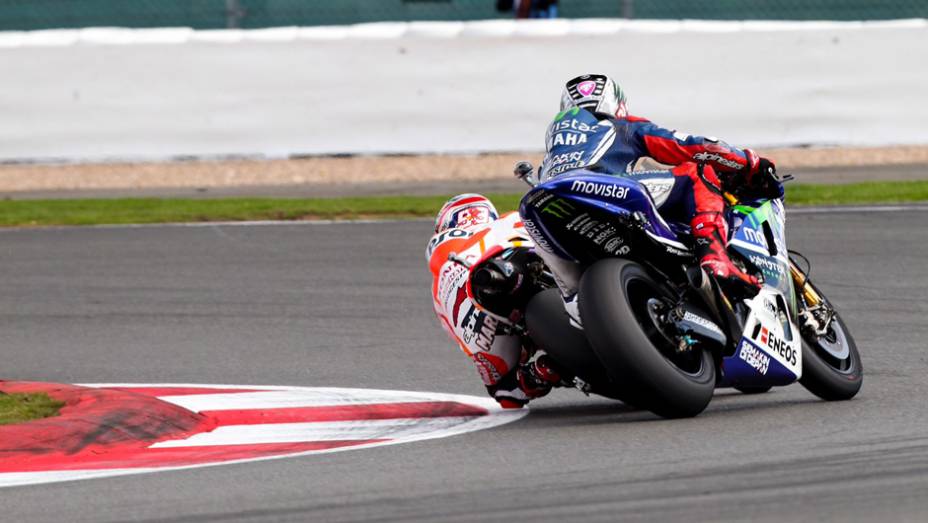 Momento crucial da prova: Márquez ultrapassa Lorenzo, com direito a leve toque | <a href="https://gutenberg.quatrorodas.abril.com.br/moto/noticias/marquez-batalha-lorenzo-vence-gp-inglaterra-798447.shtml" rel="migration">Leia mais</a>