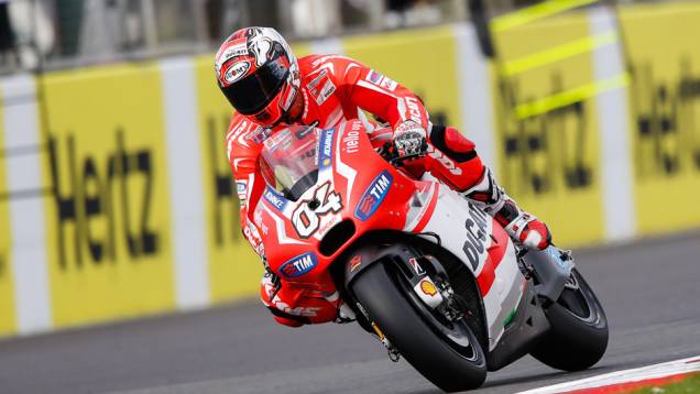 Dovizioso fez mais uma boa corrida e terminou na quinta posição, mesma colocação em que ocupa na classificação geral | <a href="https://gutenberg.quatrorodas.abril.com.br/moto/noticias/marquez-batalha-lorenzo-vence-gp-inglaterra-798447.shtml" rel="migration">Leia mais</a> Dovizioso fez mais uma boa corrida e terminou na quinta posição, mesma colocação em que ocupa na classificação geral | <a href="https://gutenberg.quatrorodas.abril.com.br/moto/noticias/marquez-batalha-lorenzo-vence-gp-inglaterra-798447.shtml" rel="migration">Leia mais</a>