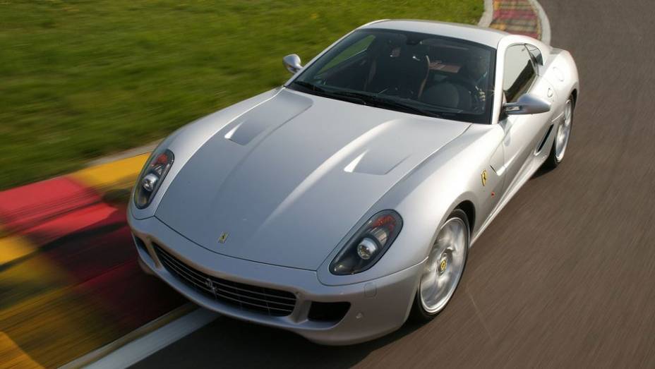 Para segurar tanta potência, a 599 GTB tem tecnologias das pistas, como o F1-Trac e o diferencial de deslizamento limitado | <a href="https://gutenberg.quatrorodas.abril.com.br/carros/impressoes/conteudo_166081.shtml" rel="migration">Leia mais</a>