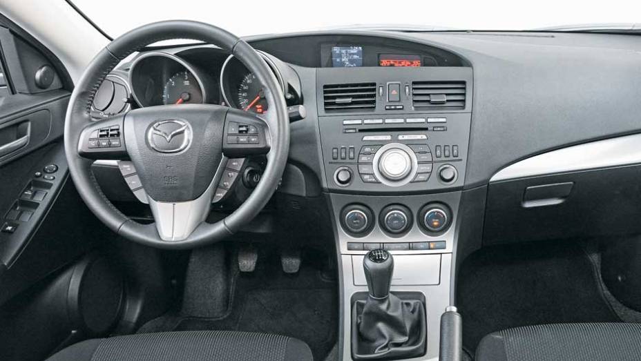 Os comandos do Mazda3 est&atilde;o &agrave; m&atilde;o, com volante multifun&ccedil;&atilde;o completo