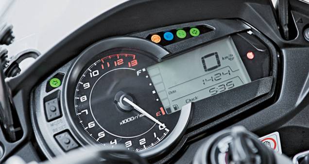 Painel completo, com conta-giros de ponteiro e velocímetro em LCD. Painel completo, com conta-giros de ponteiro e velocímetro em LCD.