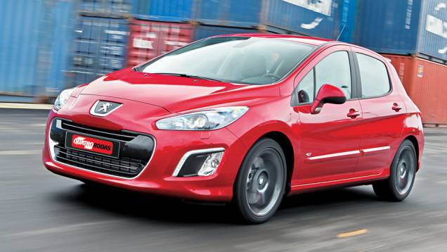 O nosso 308 terá o logotipo direto na lataria, sem a moldura cromada. | <a href="https://gutenberg.quatrorodas.abril.com.br/carros/impressoes/peugeot-308-gti-650365.shtml" target="_blank" rel="migration">Leia mais</a> O nosso 308 terá o logotipo direto na lataria, sem a moldura cromada. | <a href="https://gutenberg.quatrorodas.abril.com.br/carros/impressoes/peugeot-308-gti-650365.shtml" target="_blank" rel="migration">Leia mais</a>
