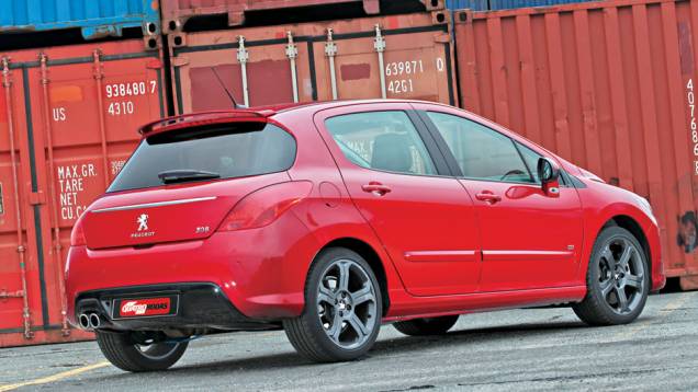 O 308 argentino não terá o friso cromado na tampa. | <a href="https://gutenberg.quatrorodas.abril.com.br/carros/impressoes/peugeot-308-gti-650365.shtml" target="_blank" rel="migration">Leia mais</a> O 308 argentino não terá o friso cromado na tampa. | <a href="https://gutenberg.quatrorodas.abril.com.br/carros/impressoes/peugeot-308-gti-650365.shtml" target="_blank" rel="migration">Leia mais</a>