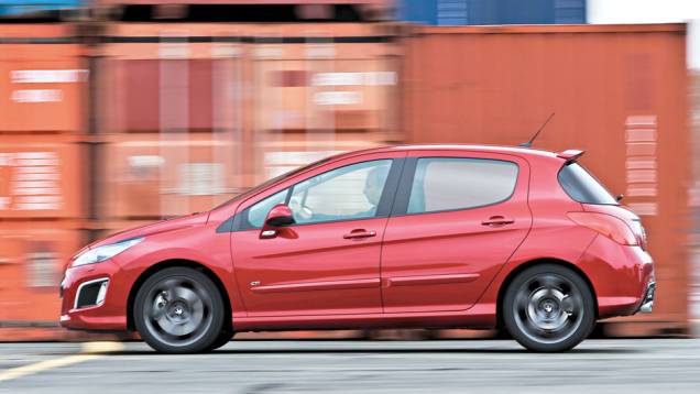 O entre-eixos manteve-se inalterado, mas o comprimento ficou 7,4 cm maior. | <a href="https://gutenberg.quatrorodas.abril.com.br/carros/impressoes/peugeot-308-gti-650365.shtml" target="_blank" rel="migration">Leia mais</a> O entre-eixos manteve-se inalterado, mas o comprimento ficou 7,4 cm maior. | <a href="https://gutenberg.quatrorodas.abril.com.br/carros/impressoes/peugeot-308-gti-650365.shtml" target="_blank" rel="migration">Leia mais</a>