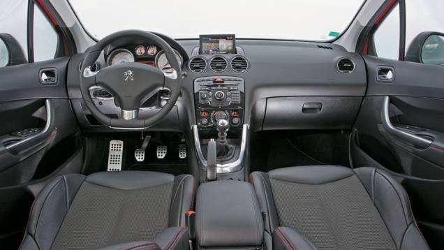 Interior redesenhado, mas ele ainda lembra o anterior. | <a href="https://gutenberg.quatrorodas.abril.com.br/carros/impressoes/peugeot-308-gti-650365.shtml" target="_blank" rel="migration">Leia mais</a> Interior redesenhado, mas ele ainda lembra o anterior. | <a href="https://gutenberg.quatrorodas.abril.com.br/carros/impressoes/peugeot-308-gti-650365.shtml" target="_blank" rel="migration">Leia mais</a>