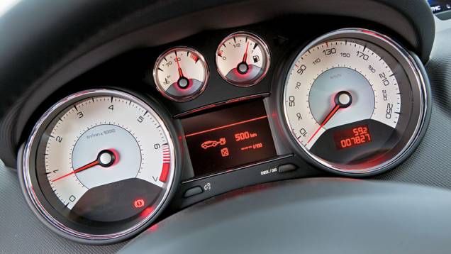 Instrumentos continuam brancos, mas ganharam zonas cinzas. | <a href="https://gutenberg.quatrorodas.abril.com.br/carros/impressoes/peugeot-308-gti-650365.shtml" target="_blank" rel="migration">Leia mais</a> Instrumentos continuam brancos, mas ganharam zonas cinzas. | <a href="https://gutenberg.quatrorodas.abril.com.br/carros/impressoes/peugeot-308-gti-650365.shtml" target="_blank" rel="migration">Leia mais</a>
