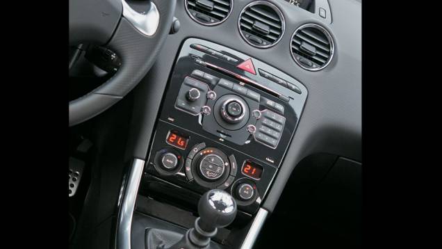 ... com entrada USB e iPod | <a href="https://gutenberg.quatrorodas.abril.com.br/carros/impressoes/peugeot-308-gti-650365.shtml" target="_blank" rel="migration">Leia mais</a> ... com entrada USB e iPod | <a href="https://gutenberg.quatrorodas.abril.com.br/carros/impressoes/peugeot-308-gti-650365.shtml" target="_blank" rel="migration">Leia mais</a>