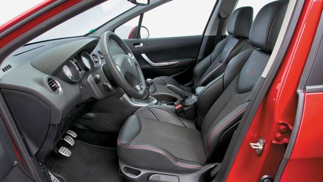 Pedaleira de alumínio e bancos envolventes revestido de couro... | <a href="https://gutenberg.quatrorodas.abril.com.br/carros/impressoes/peugeot-308-gti-650365.shtml" target="_blank" rel="migration">Leia mais</a> Pedaleira de alumínio e bancos envolventes revestido de couro... | <a href="https://gutenberg.quatrorodas.abril.com.br/carros/impressoes/peugeot-308-gti-650365.shtml" target="_blank" rel="migration">Leia mais</a>