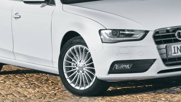 Os faróis principais incorporam as fileiras de leds... | <a href="https://gutenberg.quatrorodas.abril.com.br/carros/impressoes/audi-a4-676515.shtml" rel="migration">Leia mais</a> Os faróis principais incorporam as fileiras de leds... | <a href="https://gutenberg.quatrorodas.abril.com.br/carros/impressoes/audi-a4-676515.shtml" rel="migration">Leia mais</a>