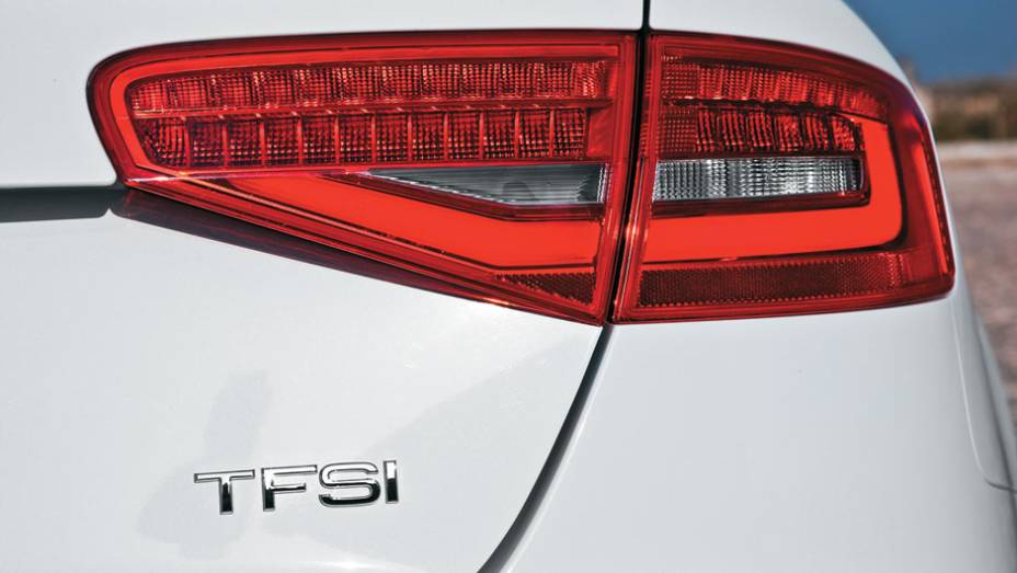 ... enquanto nas lanternas os mesmos leds são opcionais. | <a href="https://gutenberg.quatrorodas.abril.com.br/carros/impressoes/audi-a4-676515.shtml" rel="migration">Leia mais</a>