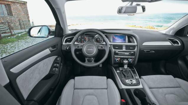 Na versão esportiva, o volante tem a base achatada. | <a href="https://gutenberg.quatrorodas.abril.com.br/carros/impressoes/audi-a4-676515.shtml" rel="migration">Leia mais</a> Na versão esportiva, o volante tem a base achatada. | <a href="https://gutenberg.quatrorodas.abril.com.br/carros/impressoes/audi-a4-676515.shtml" rel="migration">Leia mais</a>