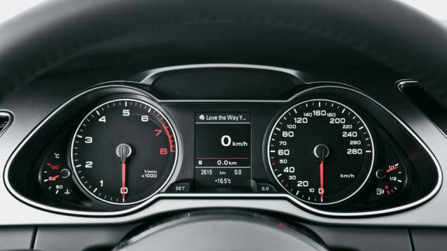Novo quadro de instrumentos em forma de olhos. | <a href="https://gutenberg.quatrorodas.abril.com.br/carros/impressoes/audi-a4-676515.shtml" rel="migration">Leia mais</a> Novo quadro de instrumentos em forma de olhos. | <a href="https://gutenberg.quatrorodas.abril.com.br/carros/impressoes/audi-a4-676515.shtml" rel="migration">Leia mais</a>