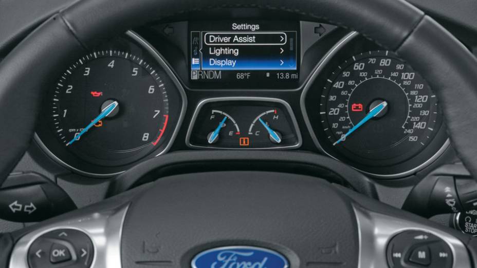 Ado&ccedil;&atilde;o de ponteiros azuis deu mais vida ao quadro de instrumentos. | <a href="https://gutenberg.quatrorodas.abril.com.br/carros/impressoes/ford-focus-680479.shtml" rel="migration">Leia mais</a>