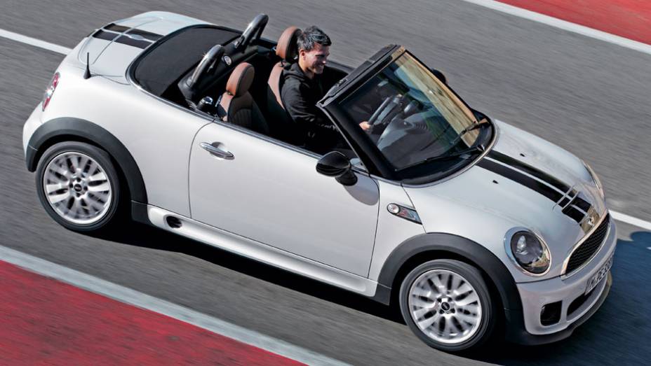 Quando aberta, a charmosa capota de lona fica aparente. | <a href="https://gutenberg.quatrorodas.abril.com.br/carros/impressoes/mini-cooper-roadster-679682.shtml" rel="migration">Leia mais</a>