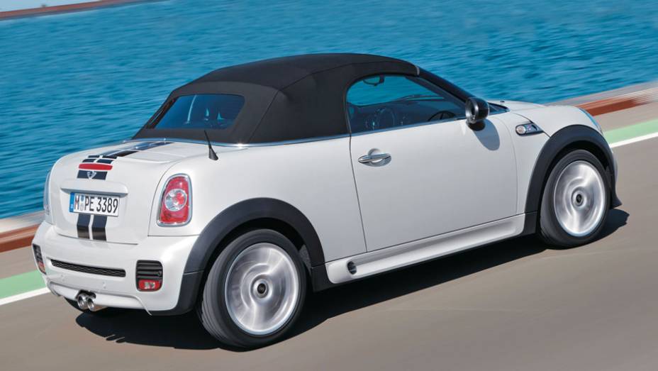 O design da traseira é igual ao da versão Coupé. | <a href="https://gutenberg.quatrorodas.abril.com.br/carros/impressoes/mini-cooper-roadster-679682.shtml" rel="migration">Leia mais</a>