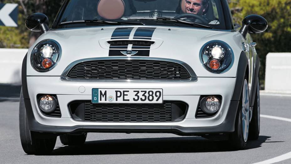 A dianteira segue as linhas dos outros Mini. | <a href="https://gutenberg.quatrorodas.abril.com.br/carros/impressoes/mini-cooper-roadster-679682.shtml" rel="migration">Leia mais</a>