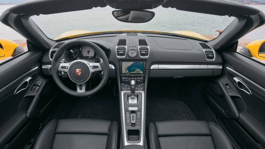 Aumento de 6 cm no entre-eixos melhorou o espaço interno. O console central ficou maior e deixou o câmbio mais próximo da mão do motorista | <a href="https://gutenberg.quatrorodas.abril.com.br/carros/impressoes/porsche-boxster-s-684855.shtml" rel="migration">Leia mais</a>