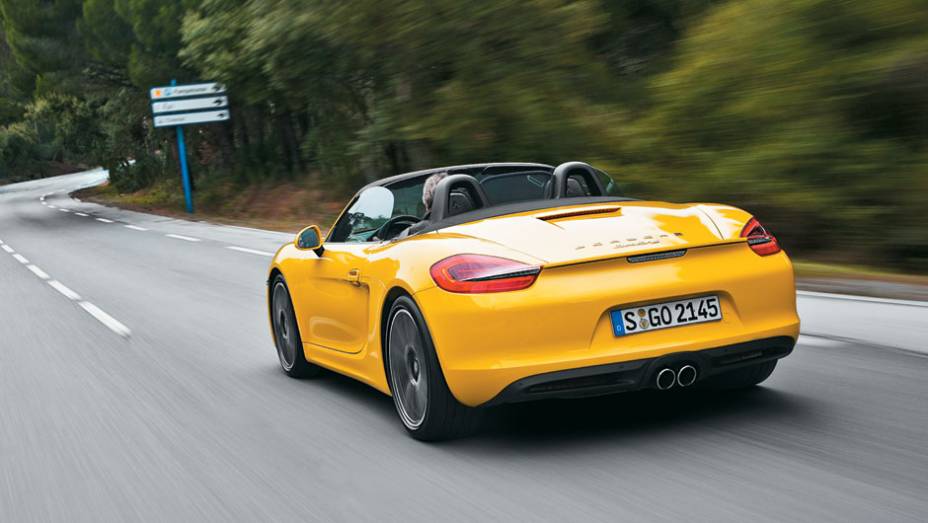 A parte traseira &eacute; onde mais se percebe a mudan&ccedil;a no design. O escapamento com ponteira dupla &eacute; exclusivo do Boxster S | <a href="https://gutenberg.quatrorodas.abril.com.br/carros/impressoes/porsche-boxster-s-684855.shtml" rel="migration">Leia mais</a>