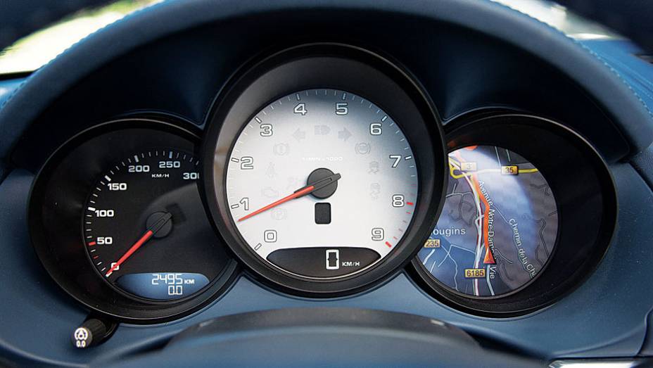 Visor à direita faz papel de computador de bordo e navegador | <a href="https://gutenberg.quatrorodas.abril.com.br/carros/impressoes/porsche-boxster-s-684855.shtml" rel="migration">Leia mais</a>