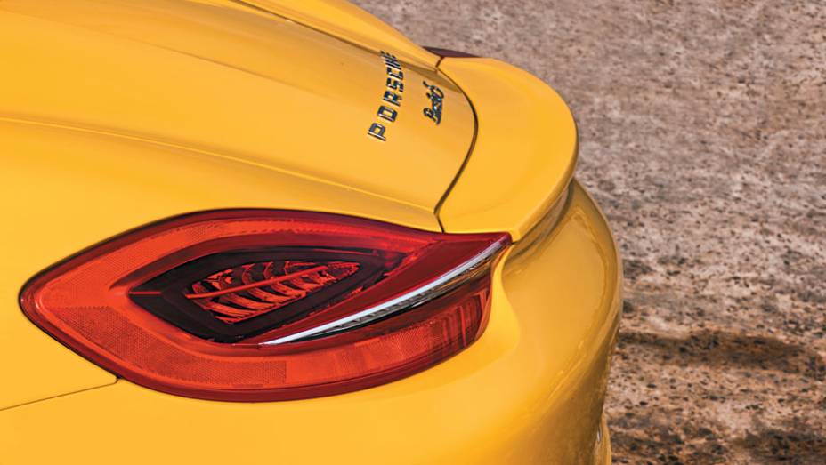 Vincos das lanternas emendam com o aerof&oacute;lio, que &eacute; m&oacute;vel | <a href="https://gutenberg.quatrorodas.abril.com.br/carros/impressoes/porsche-boxster-s-684855.shtml" rel="migration">Leia mais</a>