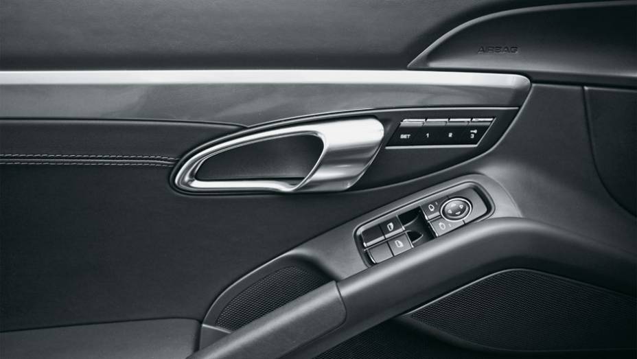 Comandos estão sempre à mão: beleza com eficiência | <a href="https://gutenberg.quatrorodas.abril.com.br/carros/impressoes/porsche-boxster-s-684855.shtml" rel="migration">Leia mais</a>