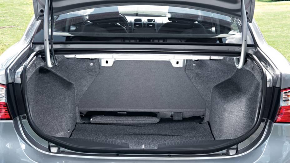 Porta-malas tem 520 litros | <a href="https://gutenberg.quatrorodas.abril.com.br/carros/testes/fiat-grand-siena-683966.shtml" rel="migration">Leia mais</a>