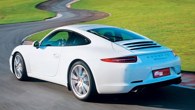 Novas luzes diurnas de led e para-choque redesenhado | <a href="https://gutenberg.quatrorodas.abril.com.br/carros/lancamentos/porsche-911-carrera-s-687122.shtml" rel="migration">Leia mais</a> Novas luzes diurnas de led e para-choque redesenhado | <a href="https://gutenberg.quatrorodas.abril.com.br/carros/lancamentos/porsche-911-carrera-s-687122.shtml" rel="migration">Leia mais</a>