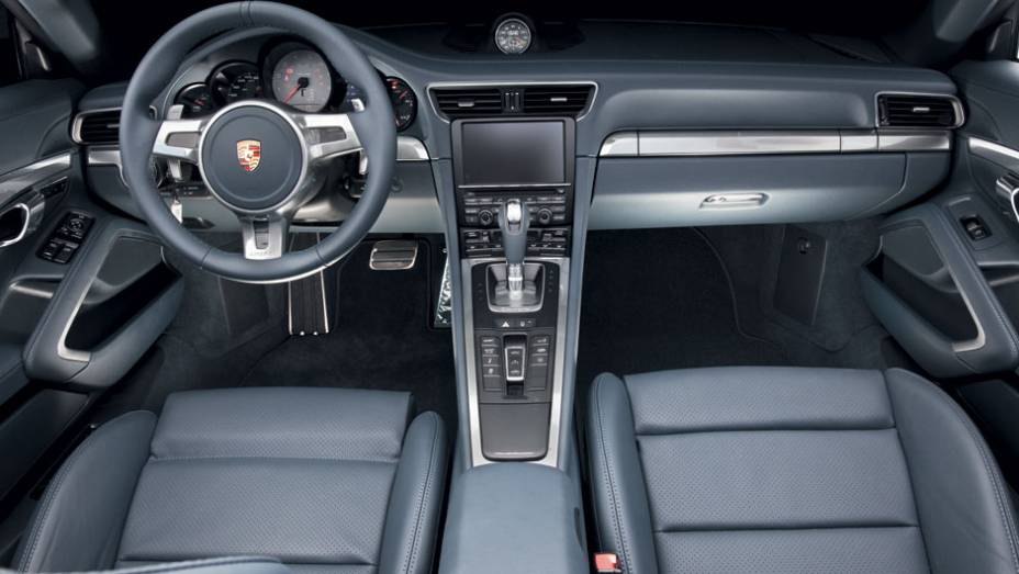 Tela de 7 polegadas sensível ao toque no console elevado mantém comandos à mão | <a href="https://gutenberg.quatrorodas.abril.com.br/carros/lancamentos/porsche-911-carrera-s-687122.shtml" rel="migration">Leia mais</a>