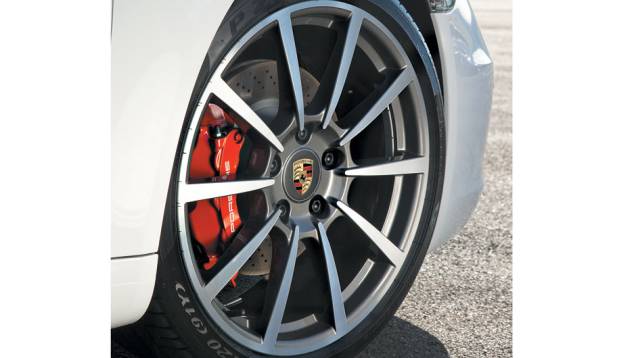 Novas rodas de aro 20 deixam as pinças de freio à mostra | <a href="https://gutenberg.quatrorodas.abril.com.br/carros/lancamentos/porsche-911-carrera-s-687122.shtml" rel="migration">Leia mais</a> Novas rodas de aro 20 deixam as pinças de freio à mostra | <a href="https://gutenberg.quatrorodas.abril.com.br/carros/lancamentos/porsche-911-carrera-s-687122.shtml" rel="migration">Leia mais</a>