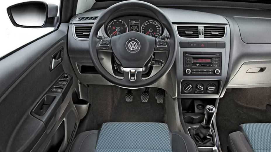 A versão BlueMotion tem acabamento de console e painel na exclusiva cor Dark Gray | <a href="https://gutenberg.quatrorodas.abril.com.br/carros/lancamentos/vw-fox-bluemotion-687433.shtml" rel="migration">Leia mais</a>