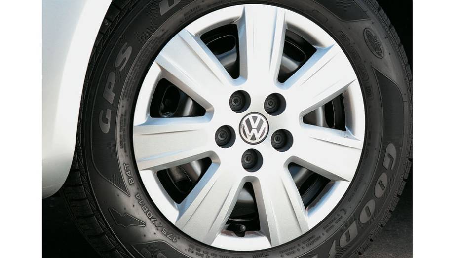 Pneus com baixa resistência ao rolamento | <a href="https://gutenberg.quatrorodas.abril.com.br/carros/lancamentos/vw-fox-bluemotion-687433.shtml" rel="migration">Leia mais</a>