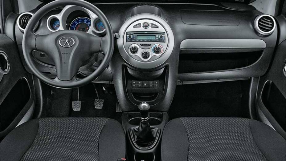 Painel n&atilde;o tem porta-luvas, apenas um compartimento aberto. Sa&iacute;da de ar central &eacute; fixa e n&atilde;o est&aacute; bem posicionada | <a href="https://gutenberg.quatrorodas.abril.com.br/salao-do-automovel/2012/carros/j2-703930.shtml" rel="migration">Leia mais</a>