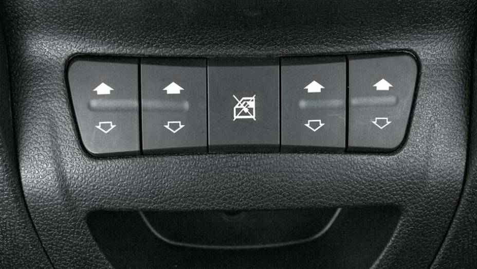 Bot&otilde;es no painel controlam o acionamento dos vidros | <a href="https://gutenberg.quatrorodas.abril.com.br/salao-do-automovel/2012/carros/j2-703930.shtml" rel="migration">Leia mais</a>