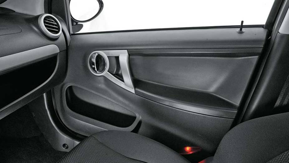 Porta tem acabamento de pl&aacute;stico e apliques pintados | <a href="https://gutenberg.quatrorodas.abril.com.br/salao-do-automovel/2012/carros/j2-703930.shtml" rel="migration">Leia mais</a>