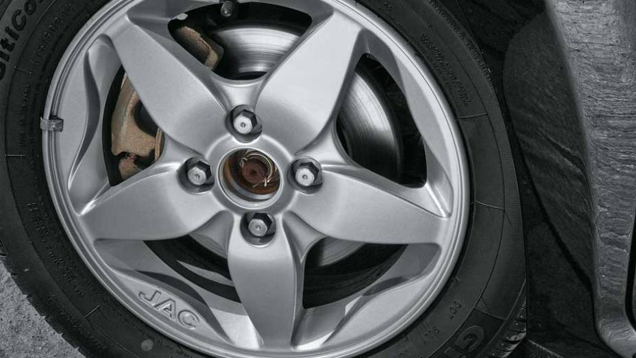 Rodas de liga s&atilde;o de s&eacute;rie | <a href="https://gutenberg.quatrorodas.abril.com.br/salao-do-automovel/2012/carros/j2-703930.shtml" rel="migration">Leia mais</a>