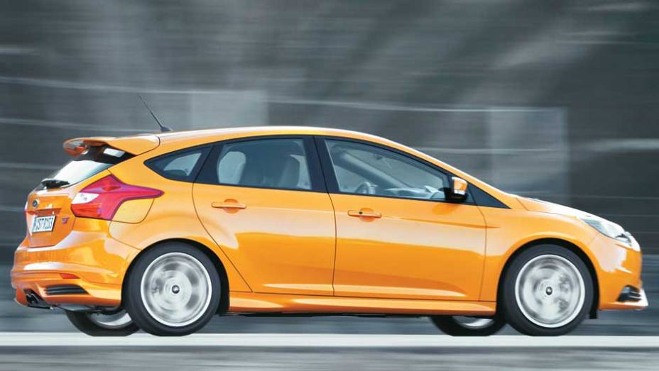 Nova geração do Focus ST ficou 75 kg mais leve | <a href="https://gutenberg.quatrorodas.abril.com.br/carros/impressoes/ford-focus-st-696459.shtml" rel="migration">Leia mais</a>