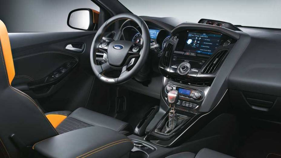 No interior predomina o couro cinza, com costuras amarelas e apliques de fibra de carbono | <a href="https://gutenberg.quatrorodas.abril.com.br/carros/impressoes/ford-focus-st-696459.shtml" rel="migration">Leia mais</a>