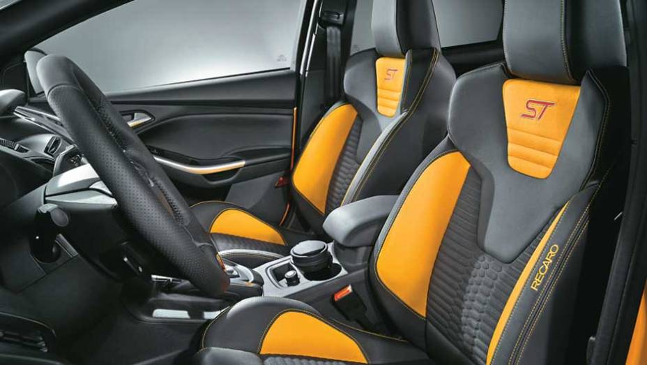 Bancos envolventes recaro com apoio de cabeça fixo | <a href="https://gutenberg.quatrorodas.abril.com.br/carros/impressoes/ford-focus-st-696459.shtml" rel="migration">Leia mais</a>