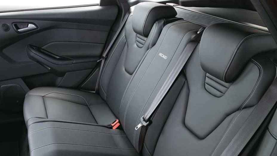 Lugar para três, espaço bom para dois | <a href="https://gutenberg.quatrorodas.abril.com.br/carros/impressoes/ford-focus-st-696459.shtml" rel="migration">Leia mais</a>