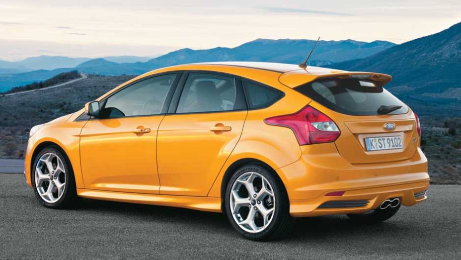 Escape central único, mas que parece uma saída dupla | <a href="https://gutenberg.quatrorodas.abril.com.br/carros/impressoes/ford-focus-st-696459.shtml" rel="migration">Leia mais</a>
