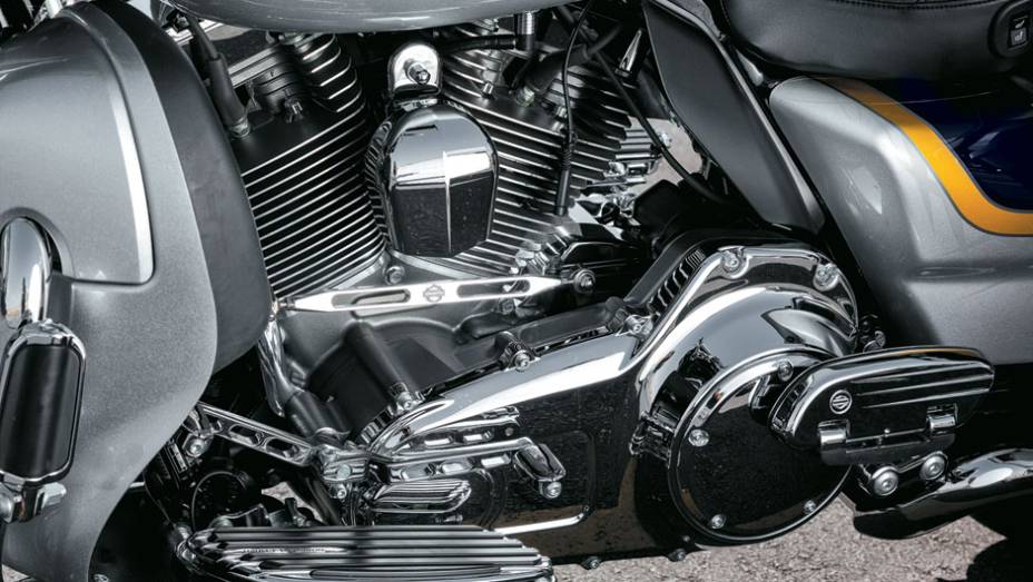 Tampa da corrente de transmissão primária | <a href="https://gutenberg.quatrorodas.abril.com.br/moto/testes/h-d-ultra-classic-electra-glide-cvo-x-electra-glide-ultra-limited-702283.shtml" rel="migration">Leia mais</a>