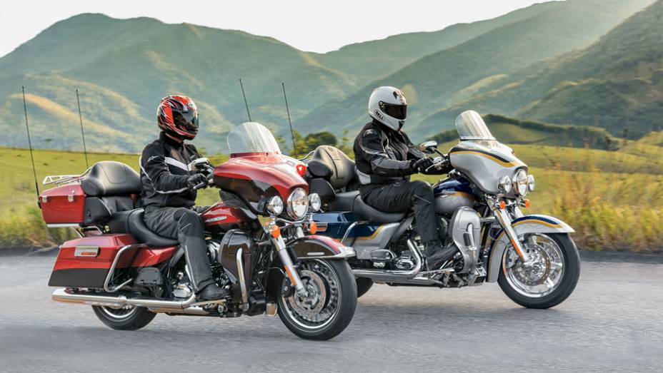 Até a Ultra Limited vermelha fica tímida ao lado da CVO | <a href="https://gutenberg.quatrorodas.abril.com.br/moto/testes/h-d-ultra-classic-electra-glide-cvo-x-electra-glide-ultra-limited-702283.shtml" rel="migration">Leia mais</a>