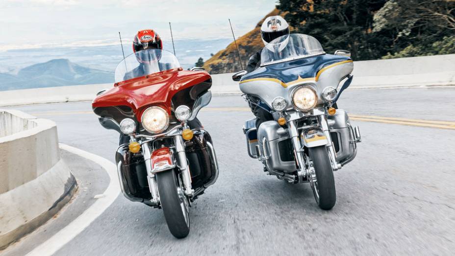 Faróis auxiliares em ambas versões e para-brisas fixos | <a href="https://gutenberg.quatrorodas.abril.com.br/moto/testes/h-d-ultra-classic-electra-glide-cvo-x-electra-glide-ultra-limited-702283.shtml" rel="migration">Leia mais</a>