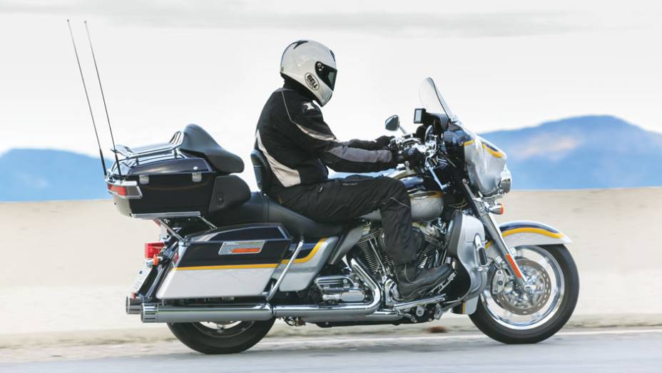 Esta visão será rara nas estradas: apenas 50 vêm para o Brasil | <a href="https://gutenberg.quatrorodas.abril.com.br/moto/testes/h-d-ultra-classic-electra-glide-cvo-x-electra-glide-ultra-limited-702283.shtml" rel="migration">Leia mais</a>