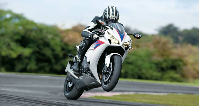 Saídas de curva com agressividade, mais fáceis na CBR 2012 | <a href="https://gutenberg.quatrorodas.abril.com.br/moto/testes/honda-cbr-1000-rr-701591.shtml" rel="migration">Leia mais</a> Saídas de curva com agressividade, mais fáceis na CBR 2012 | <a href="https://gutenberg.quatrorodas.abril.com.br/moto/testes/honda-cbr-1000-rr-701591.shtml" rel="migration">Leia mais</a>
